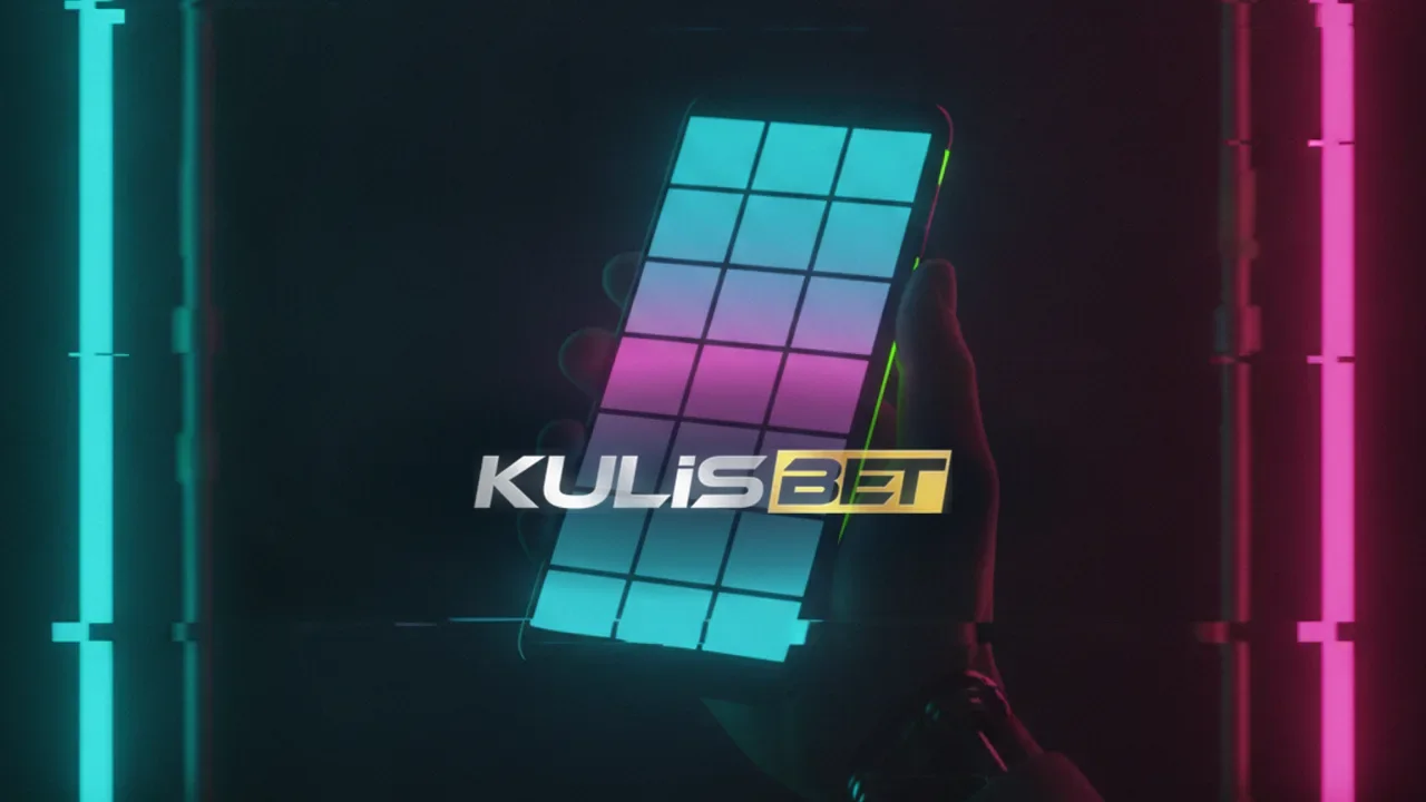 Neon ışıklı karanlık odada elde tutulan, ekranı cyan-magenta ışıyan siyah telefon